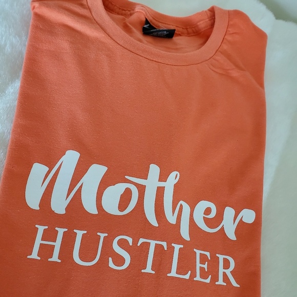 Tops - MOTHER HUSTLER graphic tee